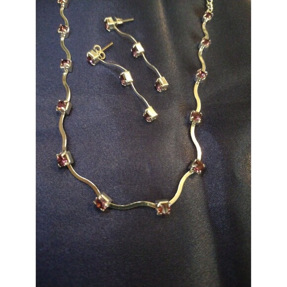 Silver tone choker necklace with magenta zirconia and matching earrings - Picture 6 of 6